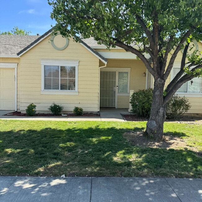 Building Photo - Great location near park and shopping