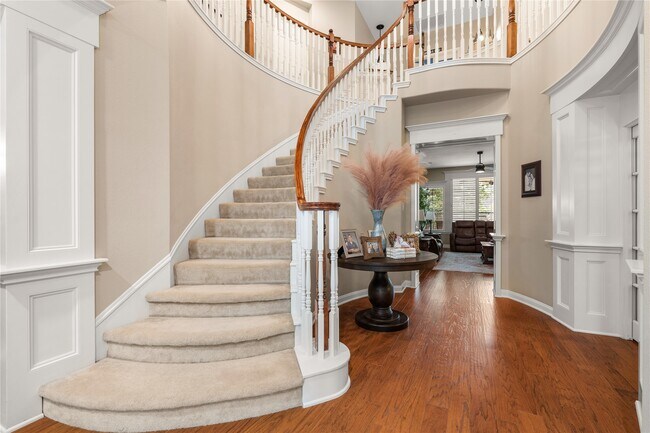 Photo - 131 E Beckonvale Cir