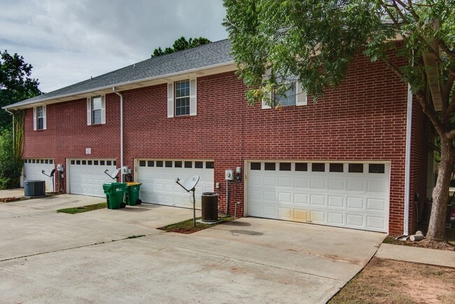 Photo - Townhome on Skyline Boulevard For Rent!