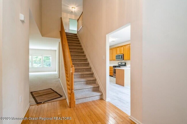 Photo - 2425 Robin Way