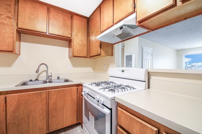 Photo - 1070 Loma Ave Unidad #305