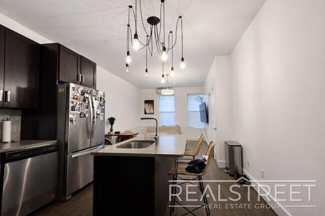 Photo - Crown Heights 2BR/2BA w/ In-Unit Laundry Unidad 3