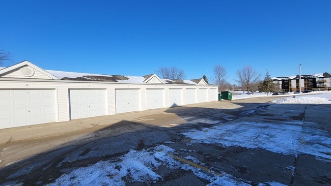Photo - SW 2 Bedroom 1 bath Condo, Balcony, Fireplace and Garage