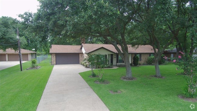 Building Photo - 1410 E Houston St Rental