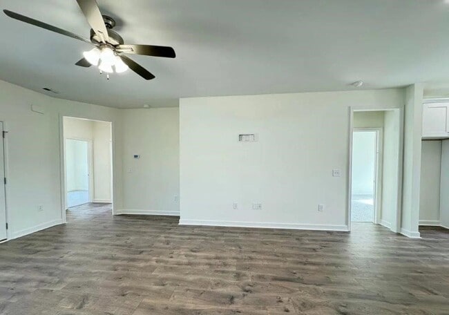 Photo - 106 E Sillinger Dr