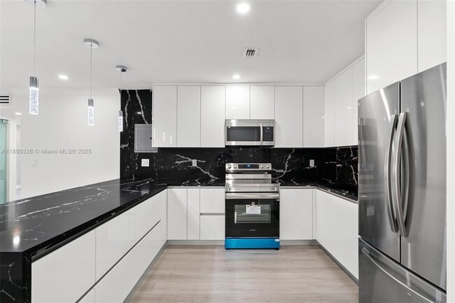 Building Photo - 9405 SW 76th St Unit Y11
