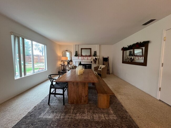 Photo - Wonderful 4 Bedroom Home Near Parks With Shopping Nearby!