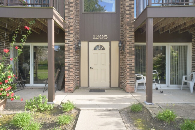 Building Photo - 1205 Pleasant Run Dr Unit 210 Rental