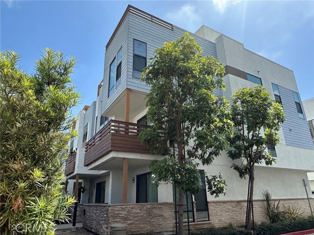 Building Photo - 1688 Topanga
