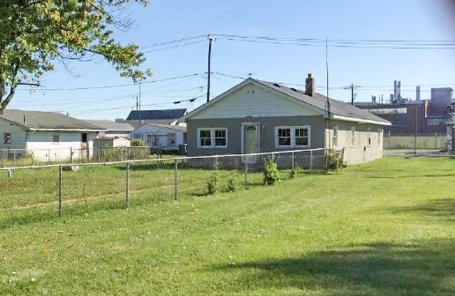 Building Photo - 3 Bedroom / 2 Bath near park Rental