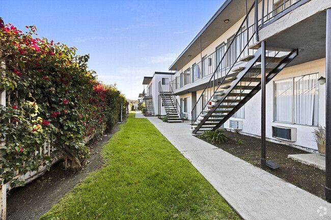 Building Photo - Valle at 9061 Kenwood Rental