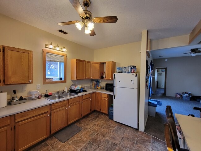 Photo - 621 W 4th St