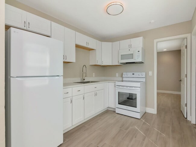 Building Photo - Voucher Ready! Newly Renovated 3-Bedroom, 2-Bath Duplex in Prime Bradenton Location!