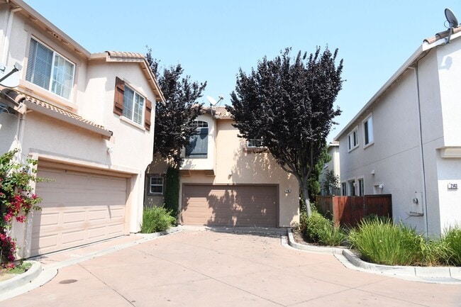Building Photo - 2145 Kingsbury Cir