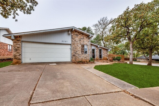 Photo - 2201 Cottonwood Ln