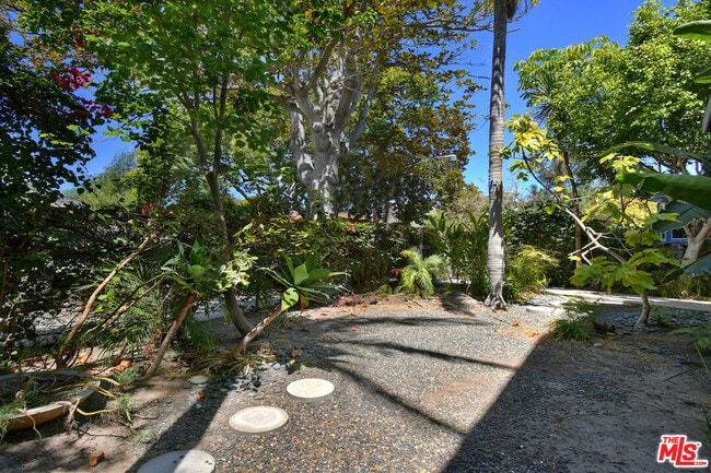 Photo - 656 Angelus Pl
