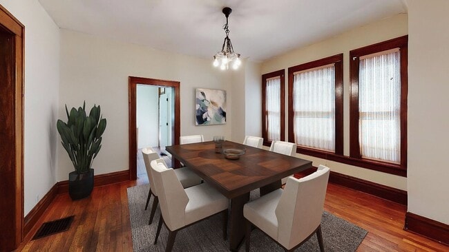 6 BEDROOMS + 2 FULL BATHROOMS Single Famil... - 6 BEDROOMS + 2 FULL BATHROOMS Single Famil... Casa
