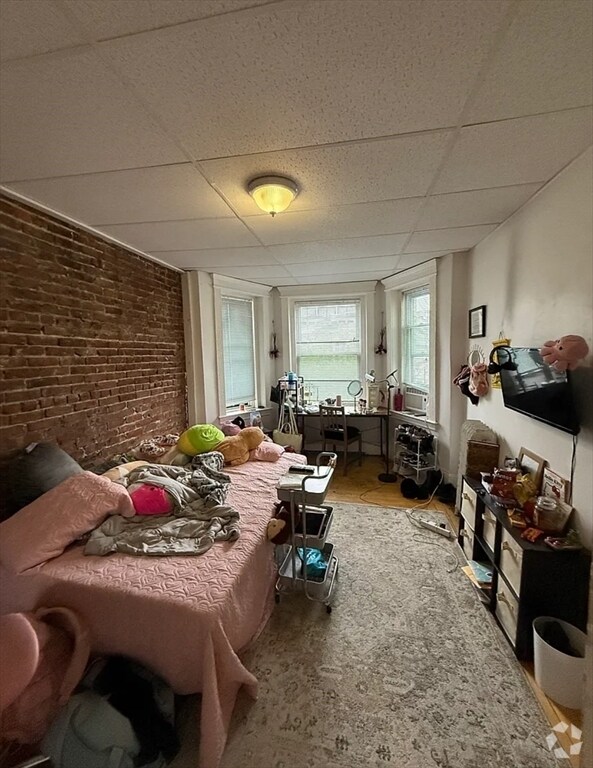 Building Photo - 65 Burbank St Rental