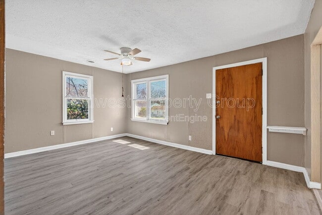Photo - 8921 Higginson Ave
