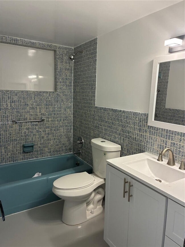 Photo - 490 NE 170th St