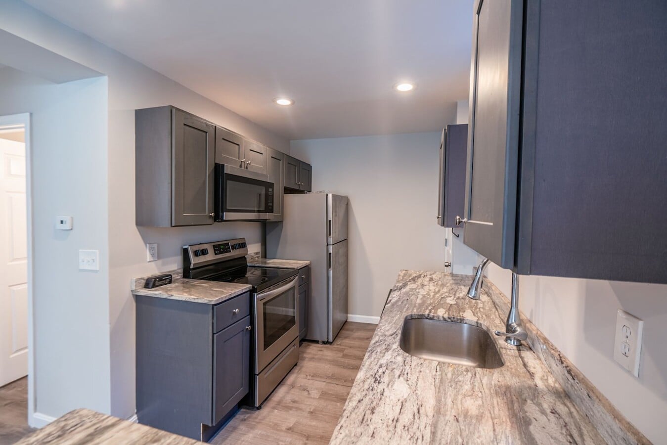 Spacious 1 Bed - 1 Bath Apartment in Crans... - Spacious 1 Bed - 1 Bath Apartment in Crans... Unit 433 Oaklawn Ave  322