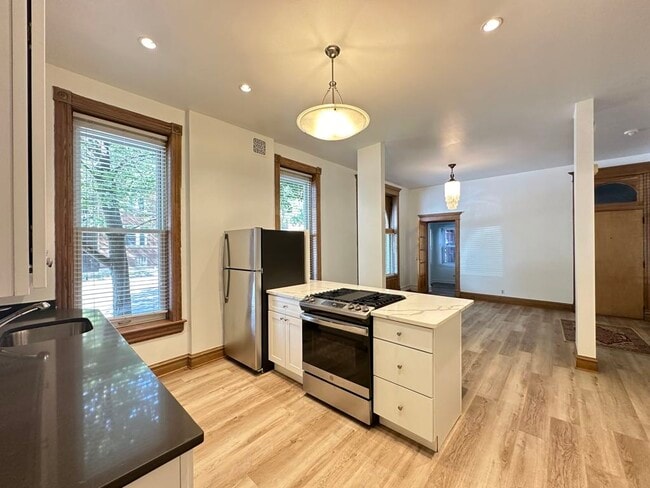 Building Photo - 3532 N Ashland Ave Unit J04P