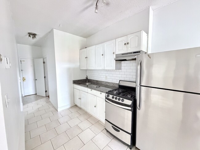 Building Photo - 853 Harrison Ave Unit 4