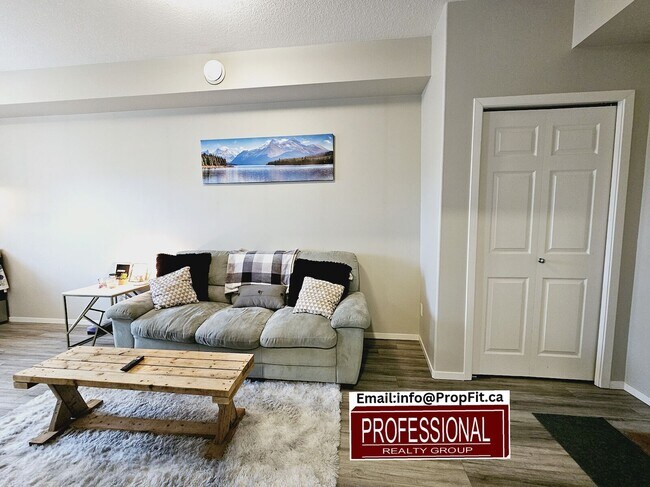 Photo - 6307-6366 66 St Unité Garage Suite