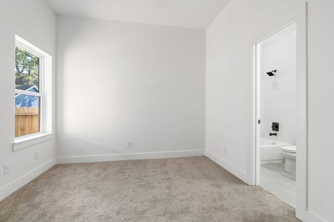 Photo - 868 E 35th St