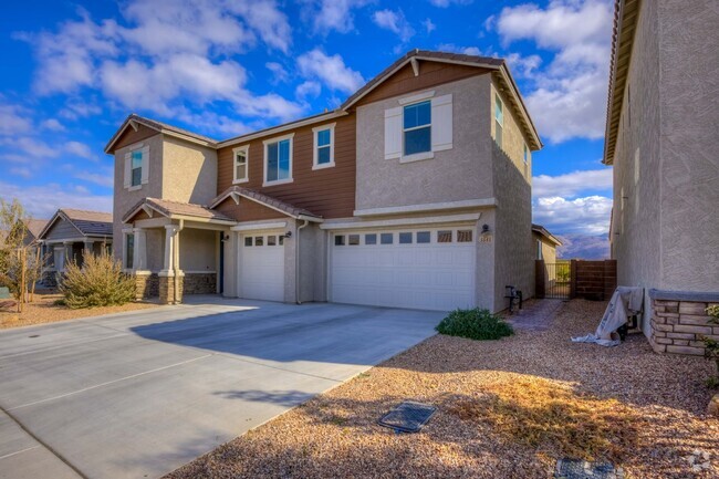 Building Photo - Gorgeous 4 Bedroom Home with 3.5 baths, ov...