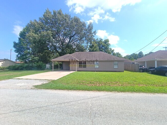 Building Photo - 3Bed/2Bath w/ fenced backyard