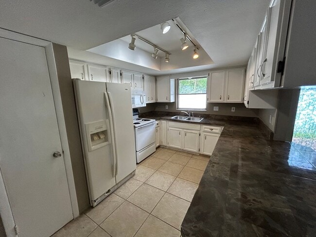 Photo - 4/2 Home conveniently located in Sarasota near Beaches, Jungle Gardens, Airport & Downtown!