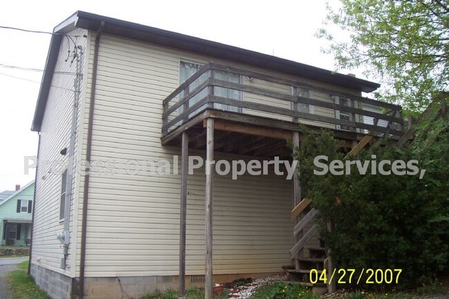 Building Photo - Spacious 2-Bedroom, 1-Bath Duplex  Second Floor