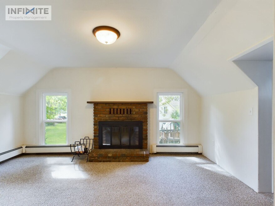 1439 W Babcock St