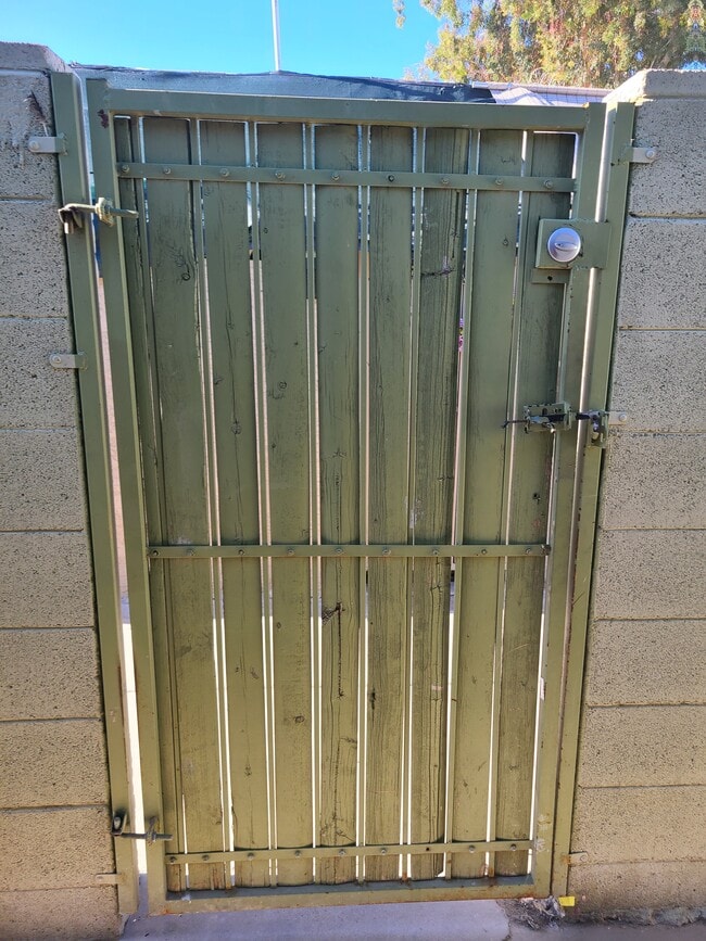 Building Photo - 1420 N Evergreen St Unit 3