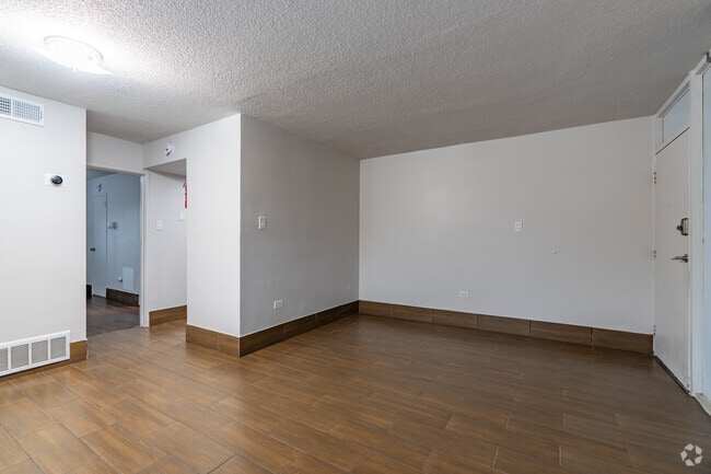 1BR, 1BA - 630SF - Living Room