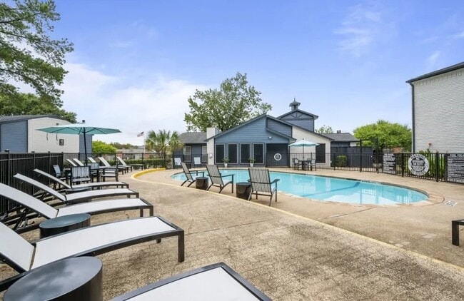 Building Photo - 2020 Plantation Dr