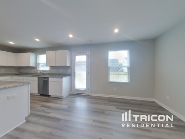 Photo - 1082 Suffolk Ln