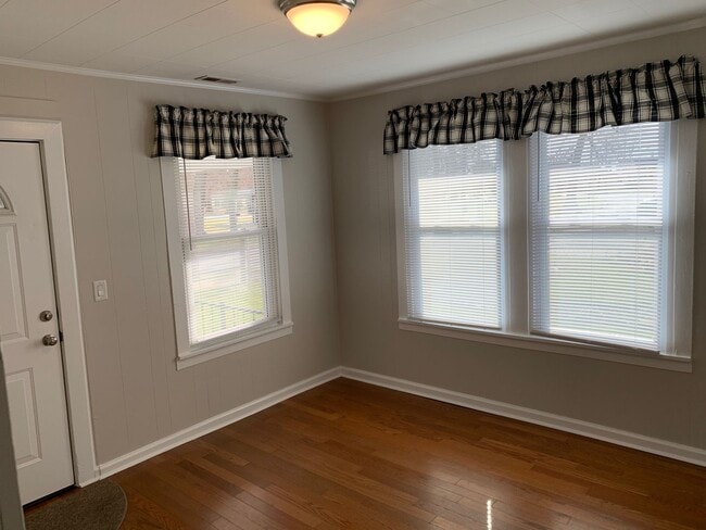 Photo - 2 Bedroom/1 Bath Cute Cottage across Bordon Park Kingsport, TN