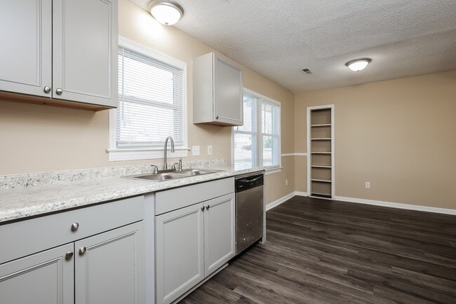 Photo - 403 Oxford Rd