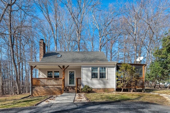 Building Photo - 3 Bedroom House in Forest