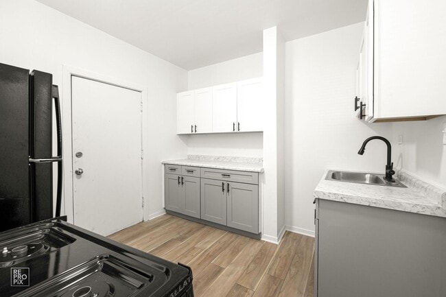 7930-7946 S Ingleside Ave