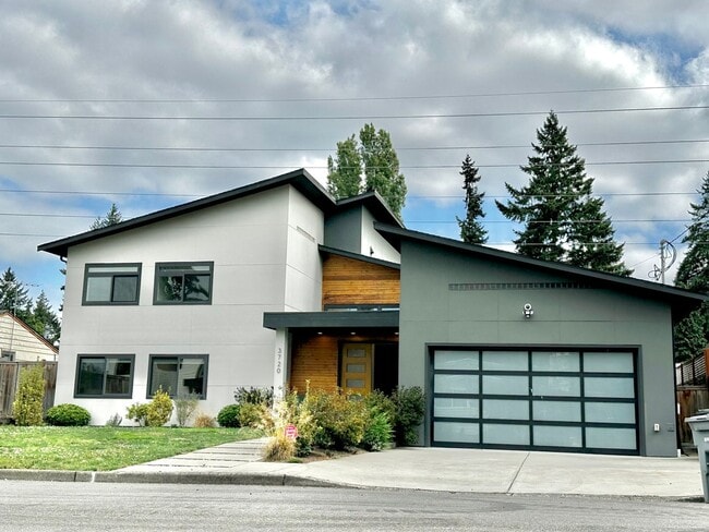 Building Photo - 6 BR / 4 BA – 4,100 SQ FT with Patio, Full... Rental