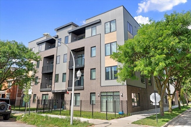 Building Photo - 204 S Leavitt St Rental