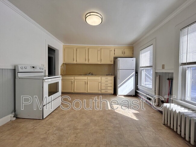 Building Photo - 484 Pleasant St