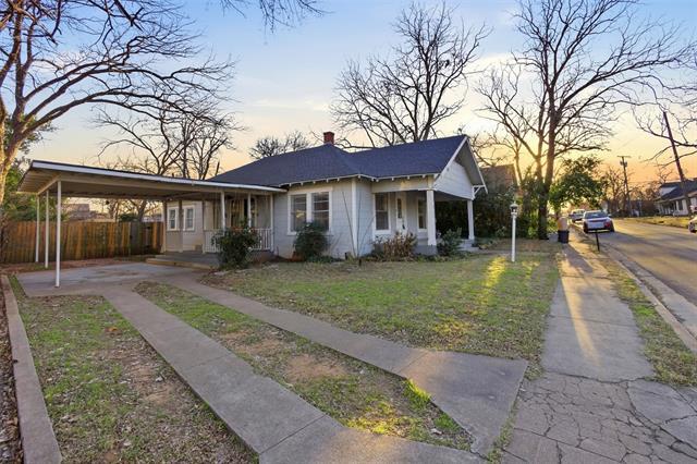 Photo - 405 College St