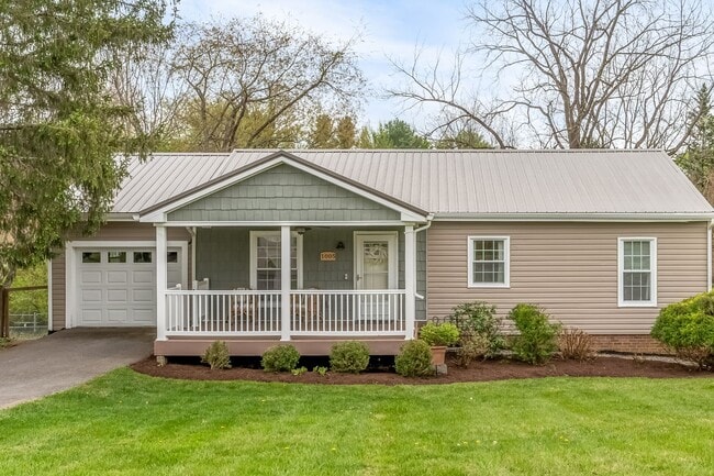 Building Photo - Spacious ranch close to campus