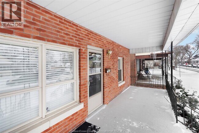 Photo - 907 Gladstone Ave