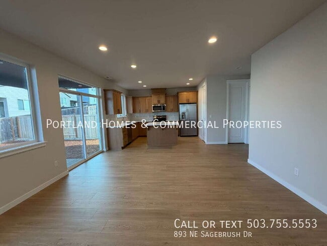 Photo - 893 NE Sagebrush Dr