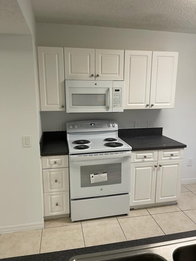 Building Photo - 9640 NW 2nd St Unit 208